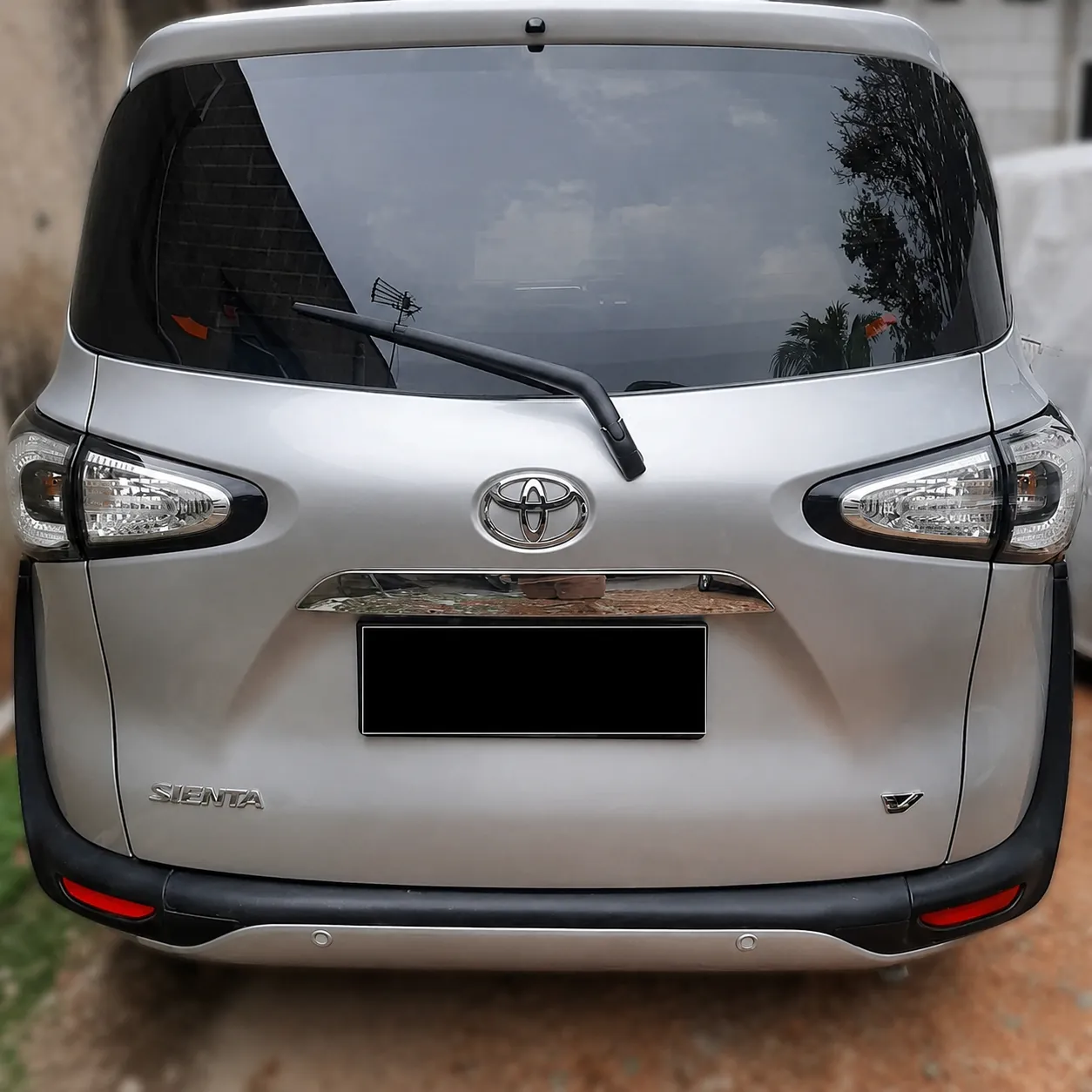 hasil body repair Toyota Sienta belakang Oke Body Repair