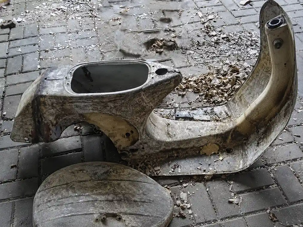 Before body Vespa lama sebelum restorasi cat motor di Oke Body Repair