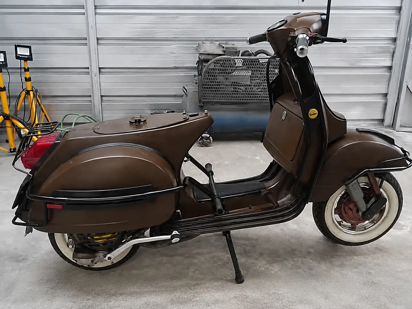 After cat motor Vespa coklat hasil restorasi Oke Body Repair