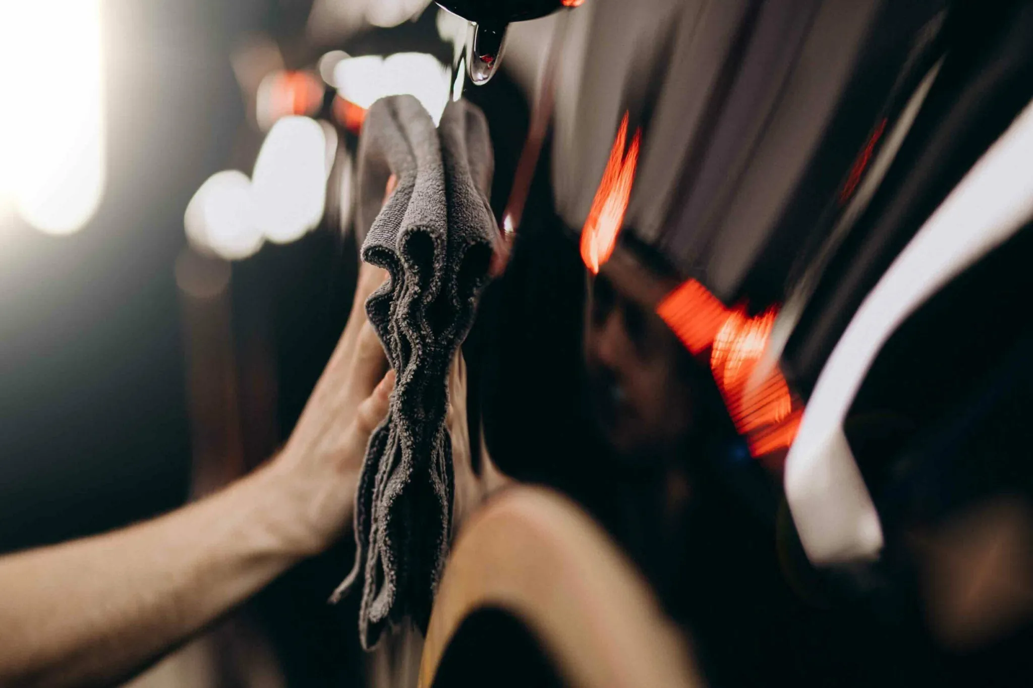 Nano coating mobil hitam dengan lap microfiber di Oke Body Repair