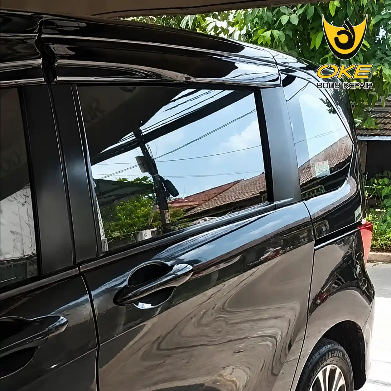 Detailing body mobil hitam di Oke Body Repair