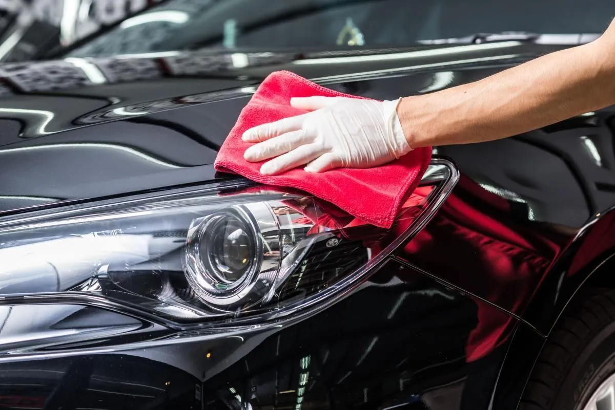 Detailing eksterior mobil dengan lap microfiber di Oke Body Repair