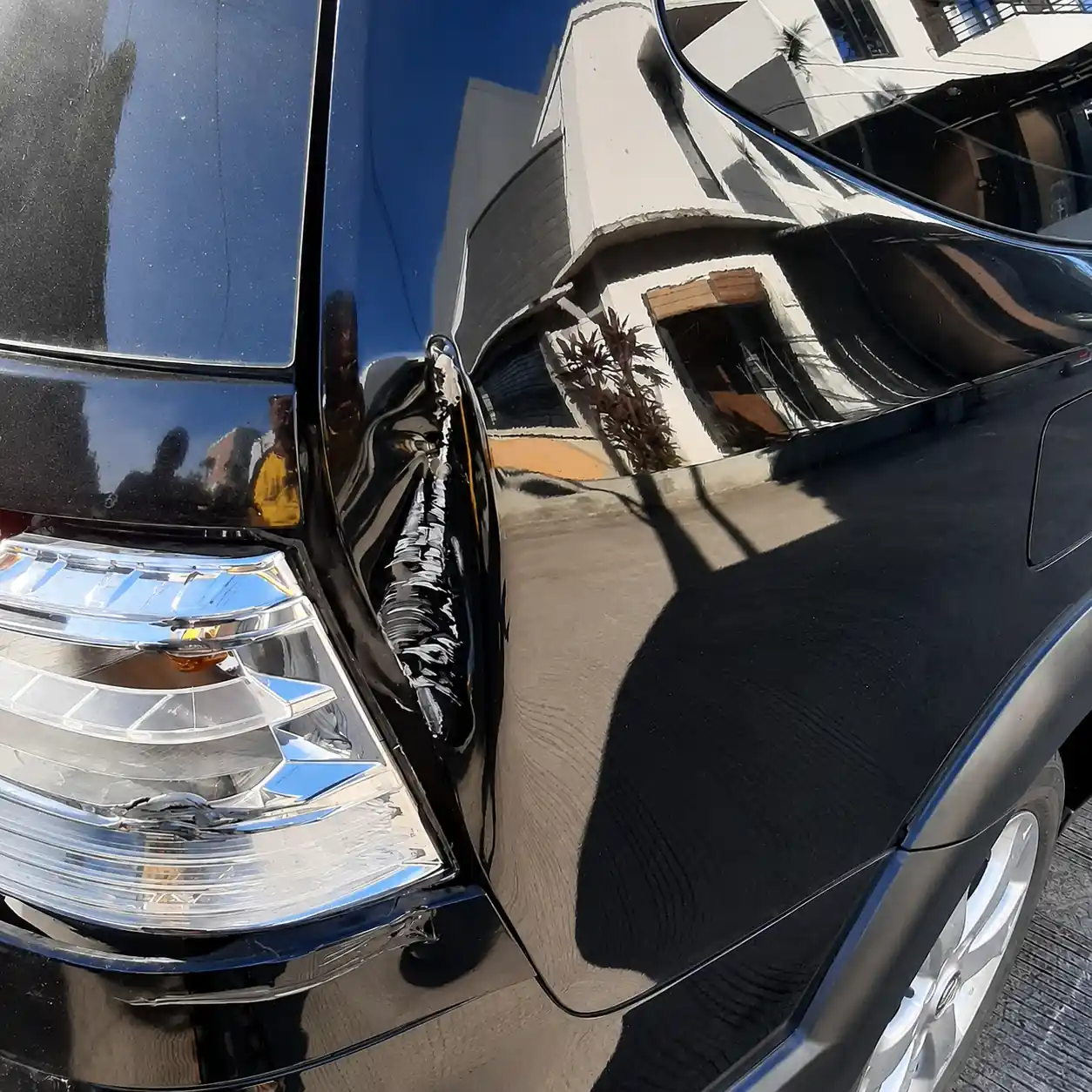 penyok bodi Nissan Livina X-Gear sebelum body repair Oke Body Repair