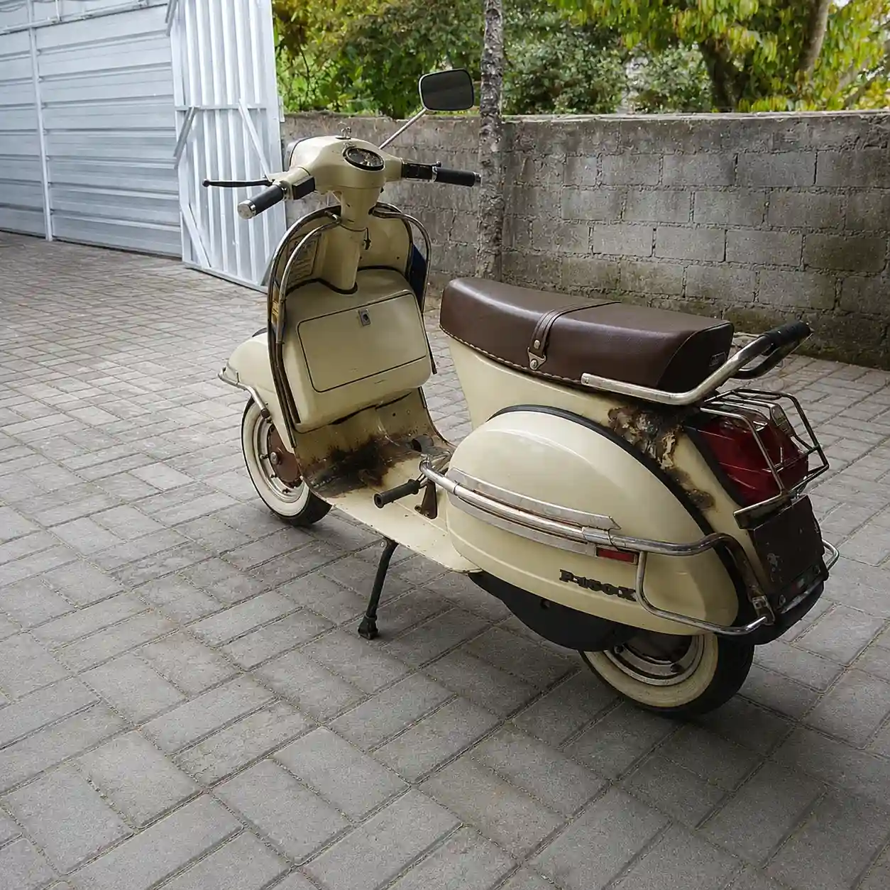 Restorasi Vespa klasik krem di Oke Body Repair Cinere Depok