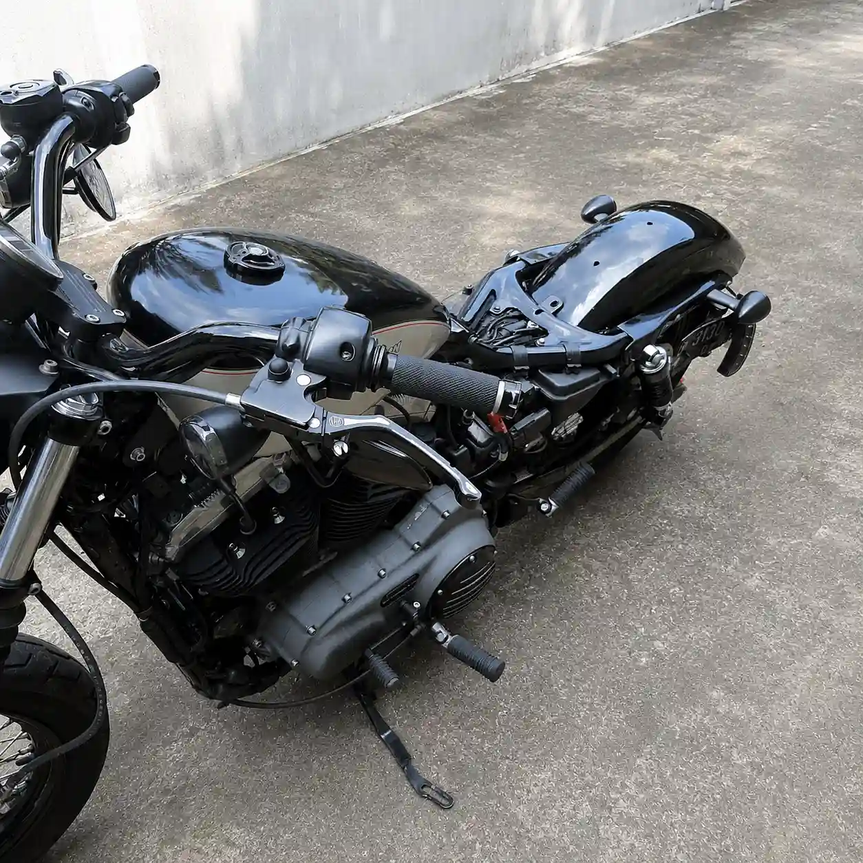 Cat spakbor belakang Harley Davidson hitam di Oke Body Repair